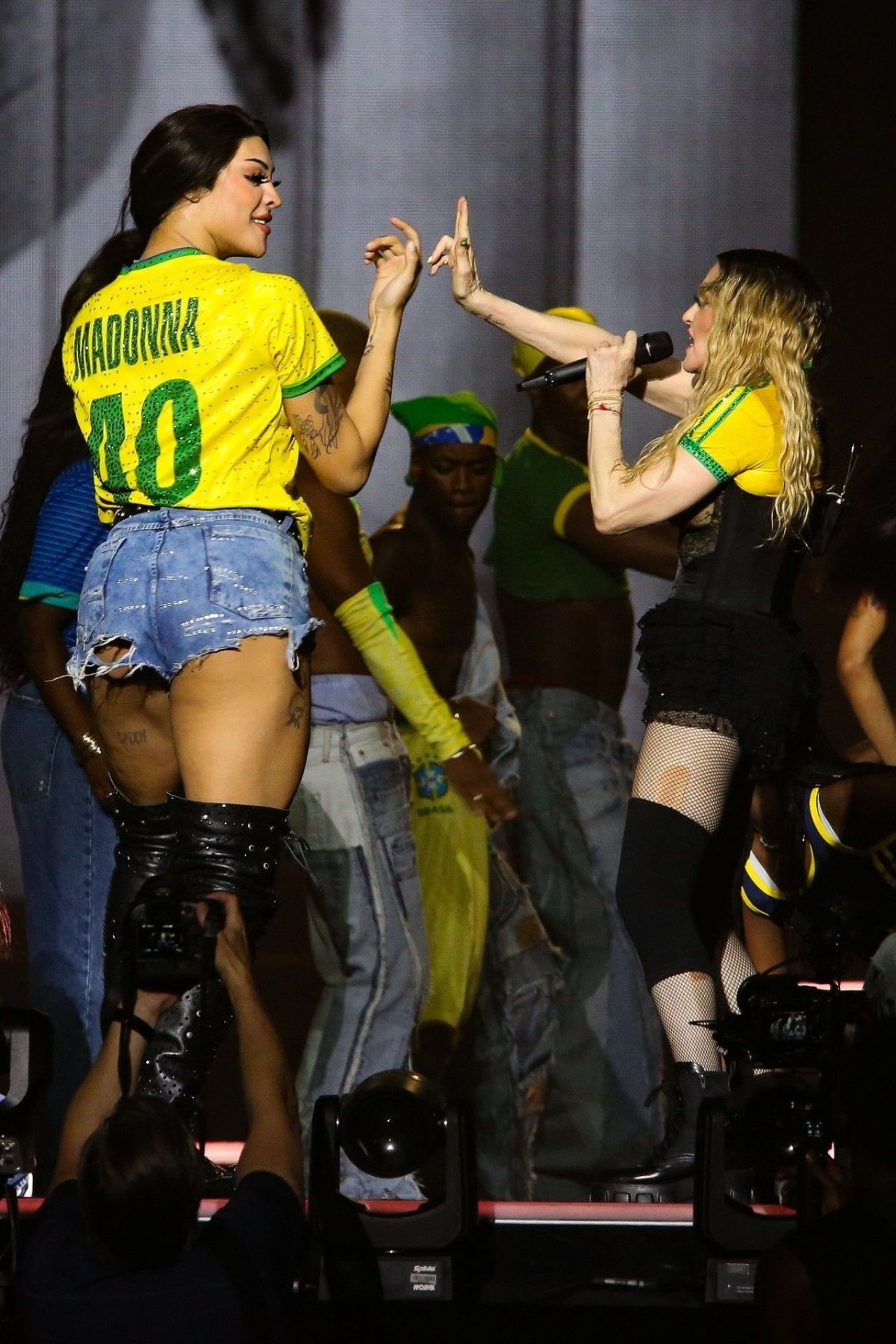 A fost nebunie pe Copacabana! 1,6 milioane de oameni la concertul Madonna interzis minorilor_6