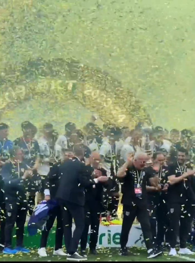 Cum au fost surprinși Dennis Man și Valentin Mihăilă la ”fiesta” Parmei după promovarea în Serie A_2