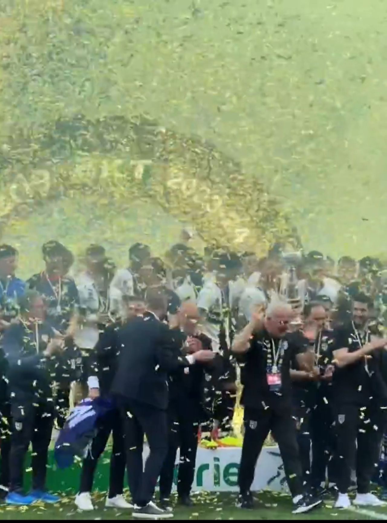 Cum au fost surprinși Dennis Man și Valentin Mihăilă la ”fiesta” Parmei după promovarea în Serie A_2