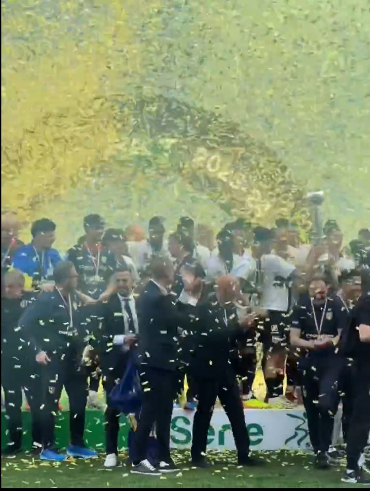 Cum au fost surprinși Dennis Man și Valentin Mihăilă la ”fiesta” Parmei după promovarea în Serie A_3