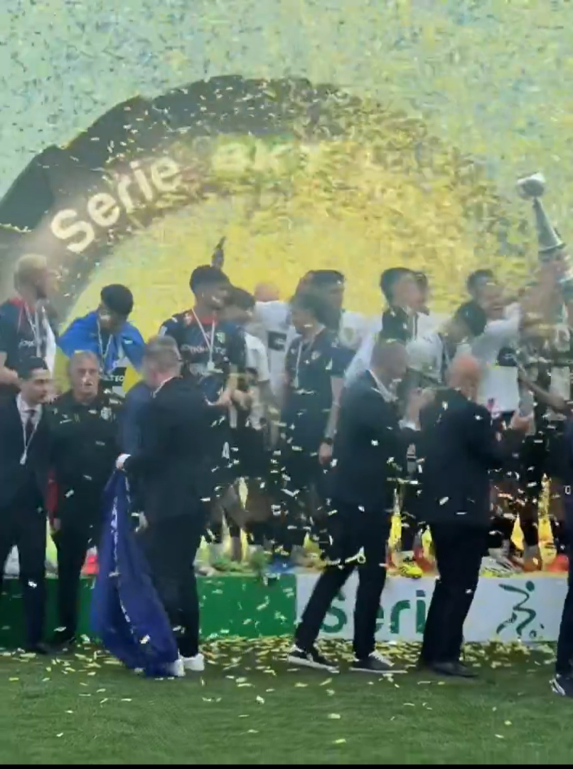 Cum au fost surprinși Dennis Man și Valentin Mihăilă la ”fiesta” Parmei după promovarea în Serie A_5