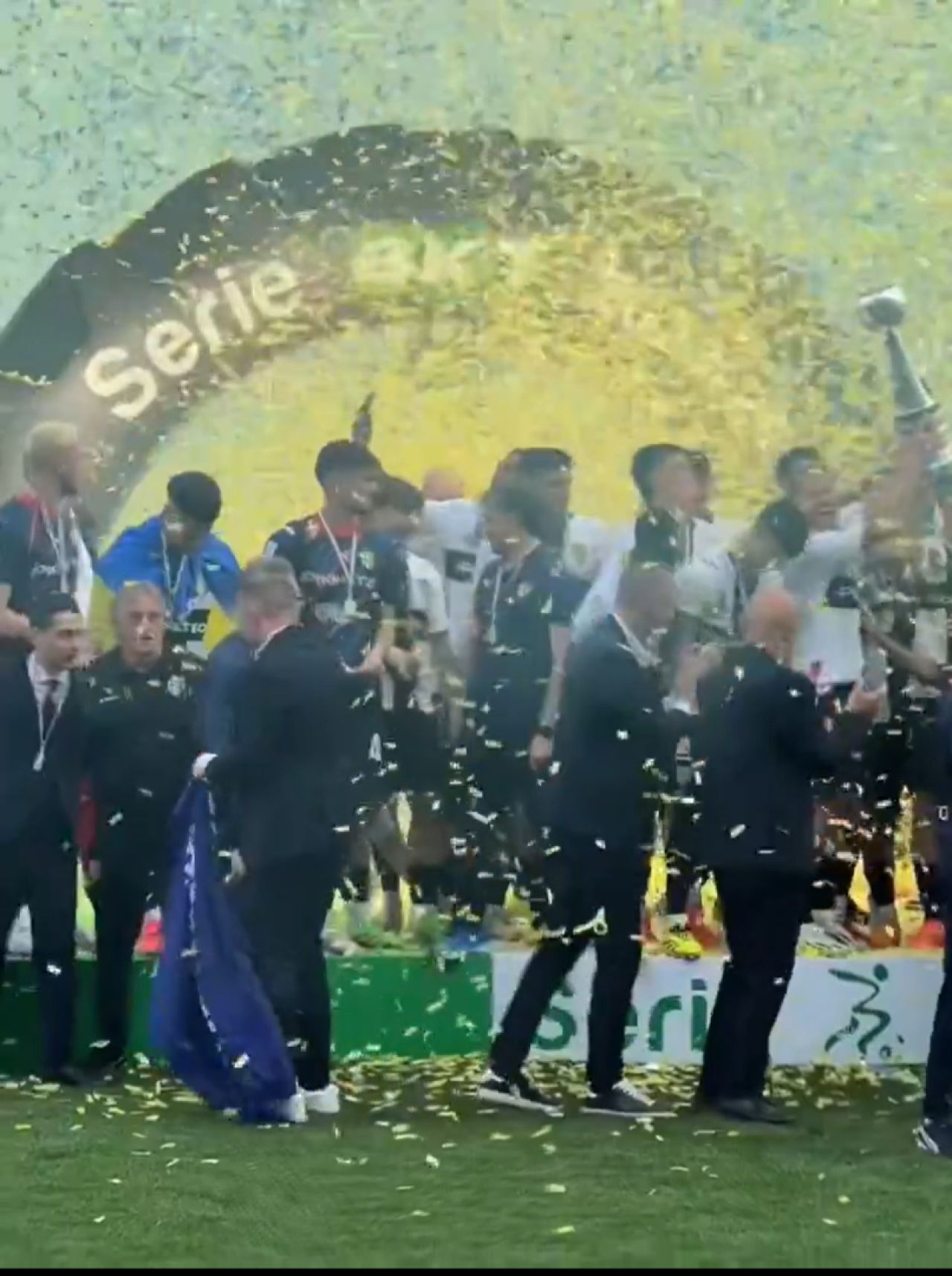 Cum au fost surprinși Dennis Man și Valentin Mihăilă la ”fiesta” Parmei după promovarea în Serie A_5