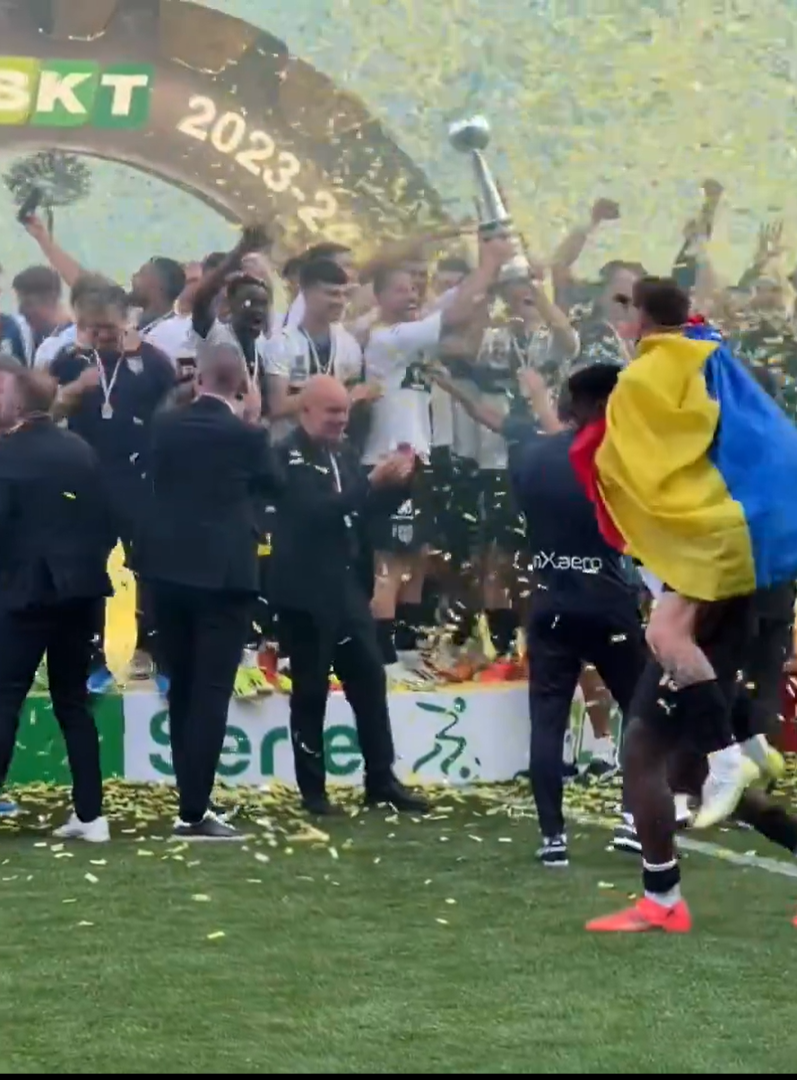 Cum au fost surprinși Dennis Man și Valentin Mihăilă la ”fiesta” Parmei după promovarea în Serie A_6