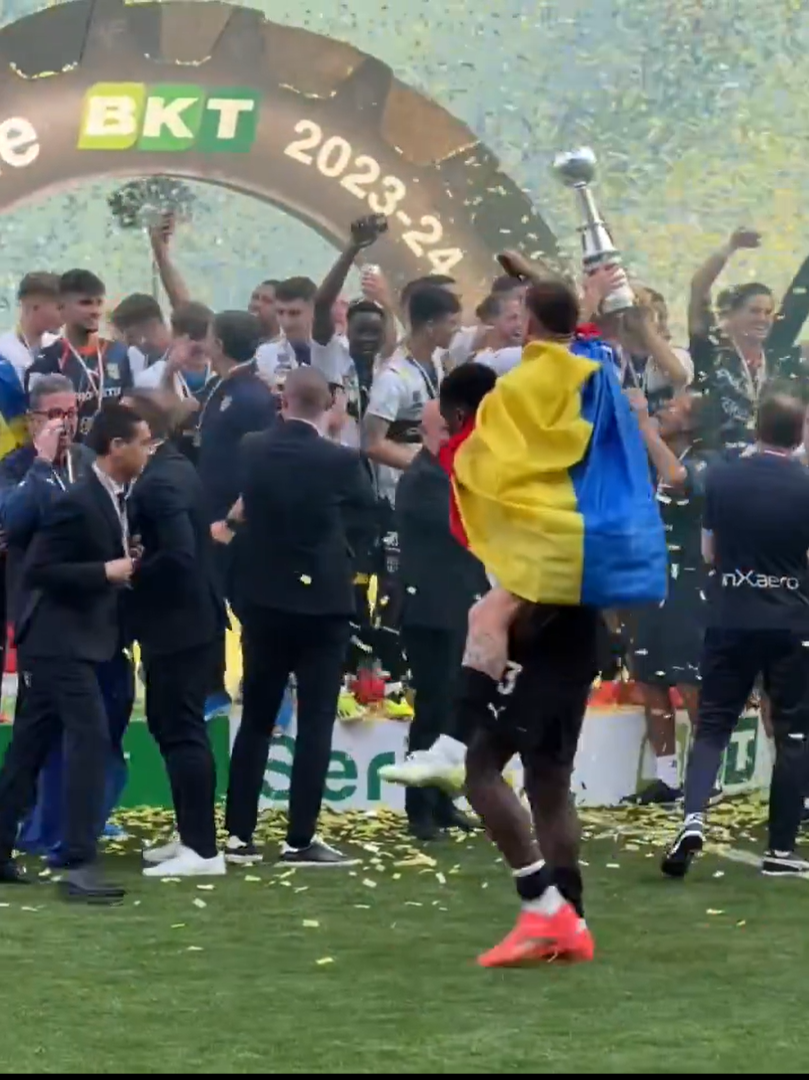 Cum au fost surprinși Dennis Man și Valentin Mihăilă la ”fiesta” Parmei după promovarea în Serie A_7