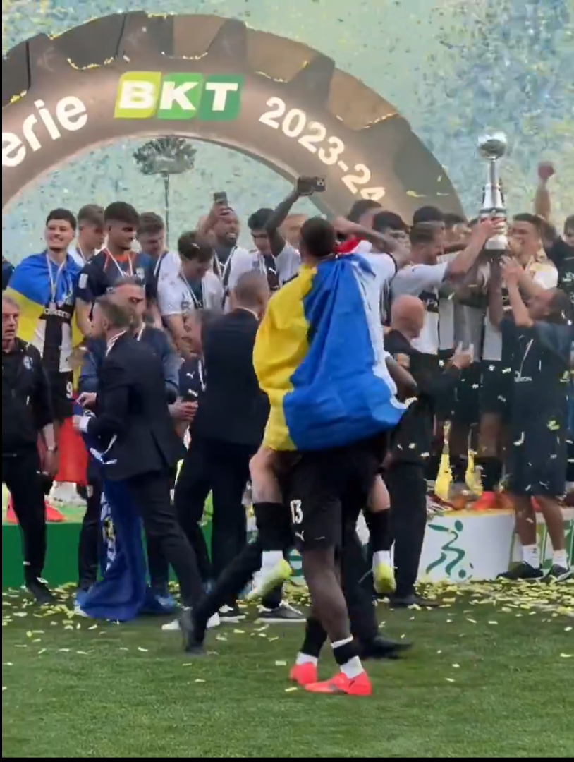 Cum au fost surprinși Dennis Man și Valentin Mihăilă la ”fiesta” Parmei după promovarea în Serie A_8
