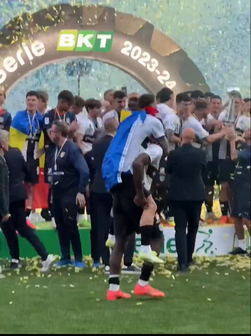 Cum au fost surprinși Dennis Man și Valentin Mihăilă la ”fiesta” Parmei după promovarea în Serie A_9