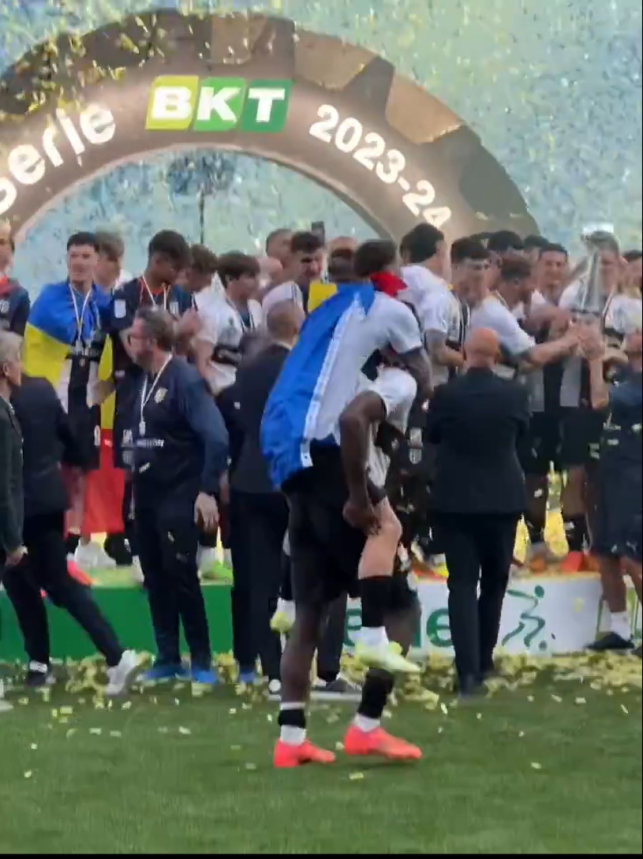 Cum au fost surprinși Dennis Man și Valentin Mihăilă la ”fiesta” Parmei după promovarea în Serie A_9