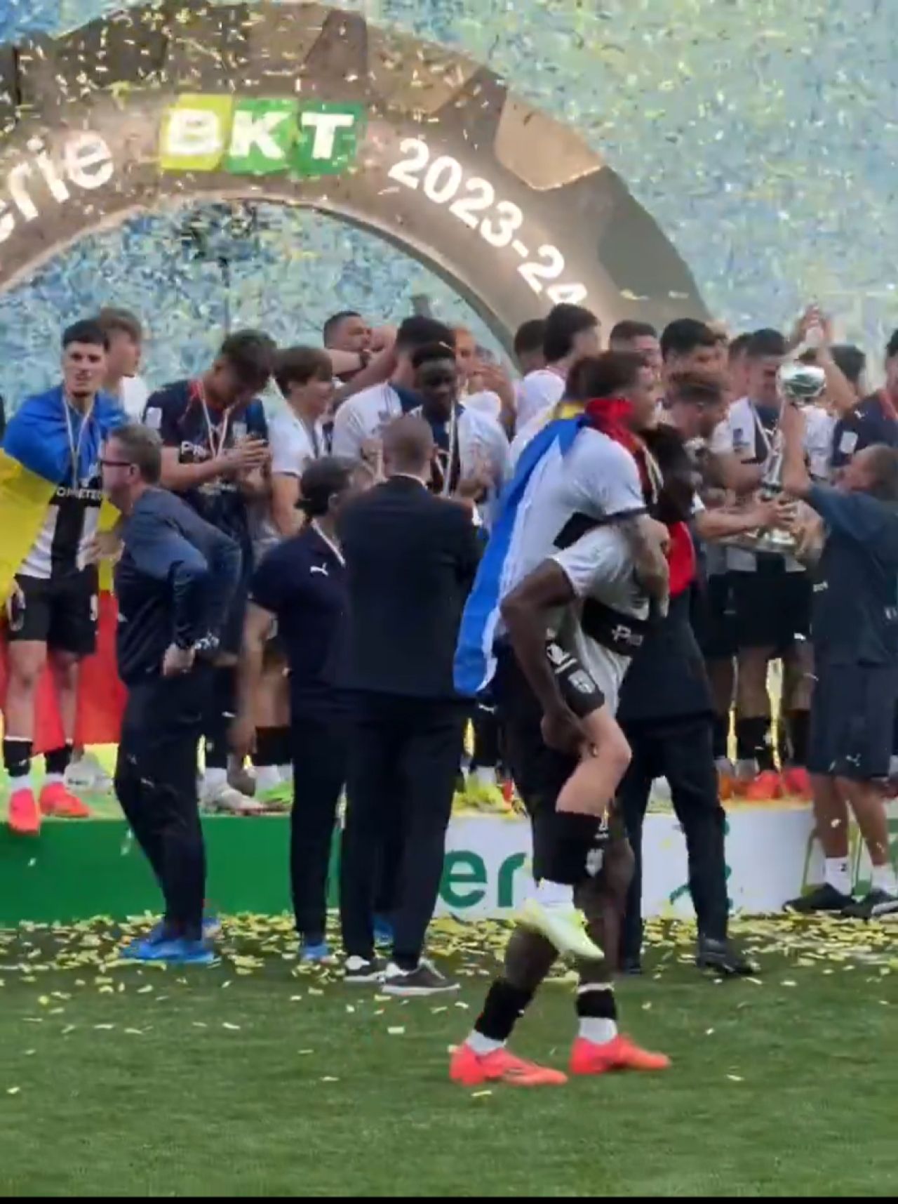 Cum au fost surprinși Dennis Man și Valentin Mihăilă la ”fiesta” Parmei după promovarea în Serie A_10