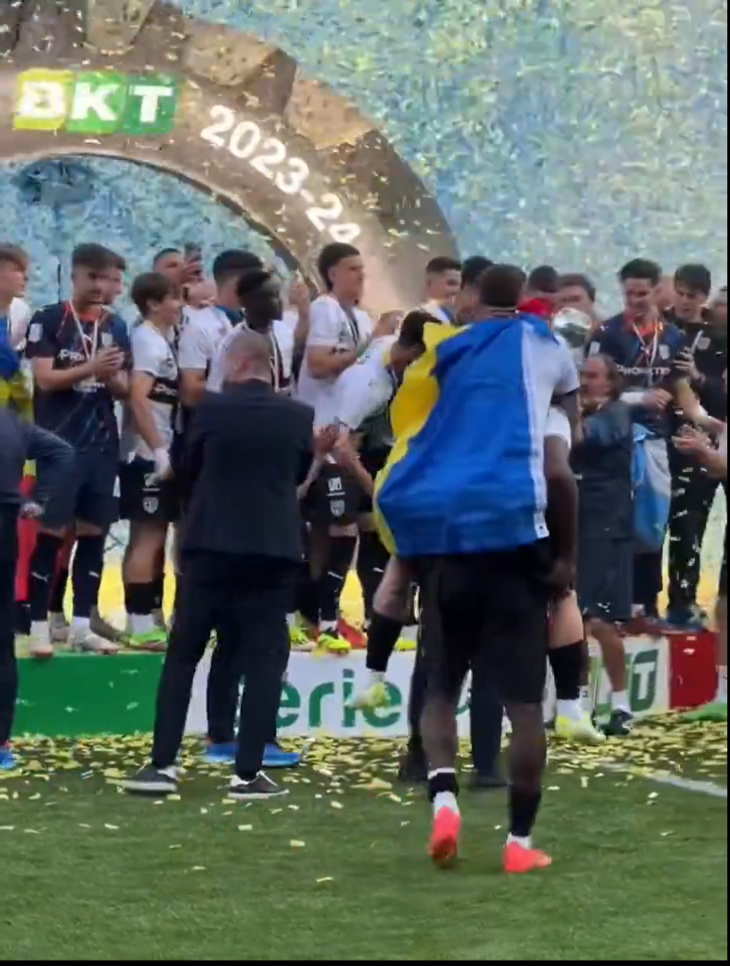 Cum au fost surprinși Dennis Man și Valentin Mihăilă la ”fiesta” Parmei după promovarea în Serie A_11