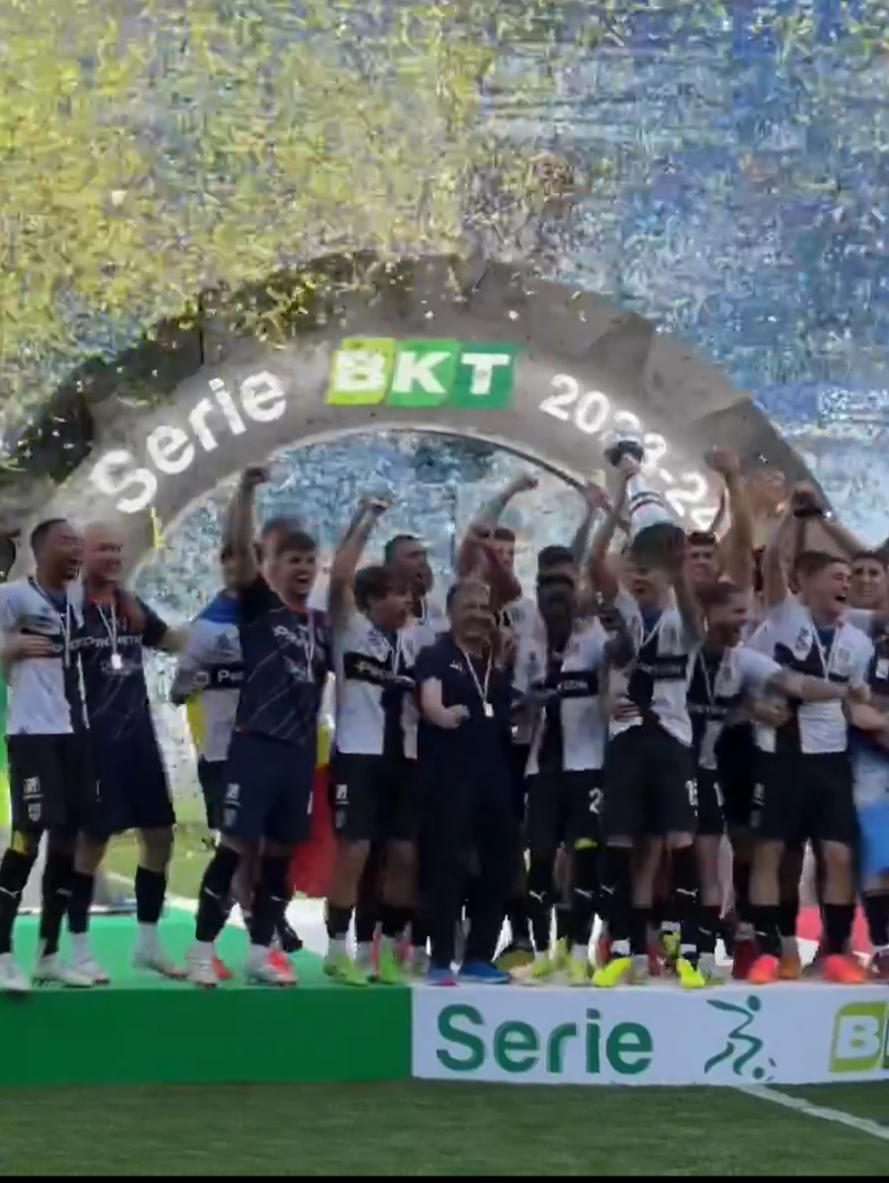 Cum au fost surprinși Dennis Man și Valentin Mihăilă la ”fiesta” Parmei după promovarea în Serie A_12