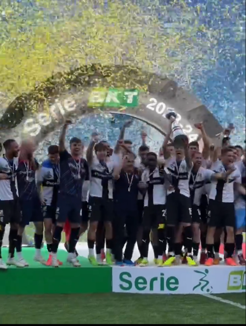 Cum au fost surprinși Dennis Man și Valentin Mihăilă la ”fiesta” Parmei după promovarea în Serie A_13