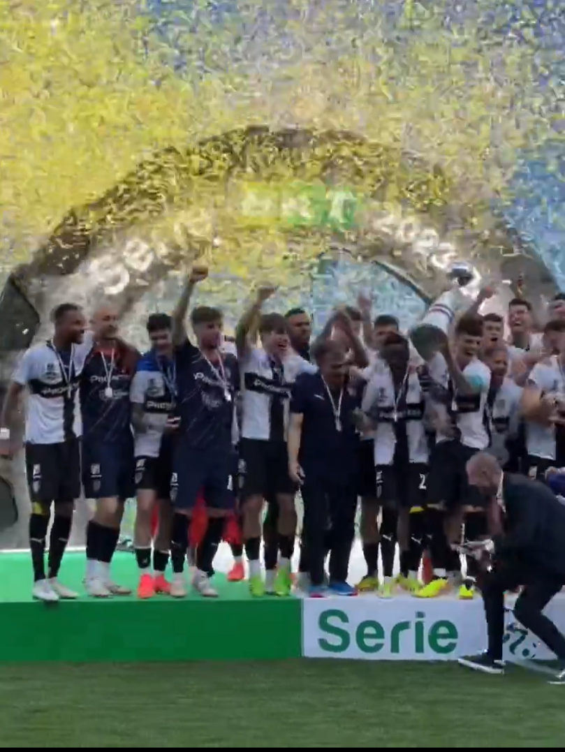 Cum au fost surprinși Dennis Man și Valentin Mihăilă la ”fiesta” Parmei după promovarea în Serie A_14