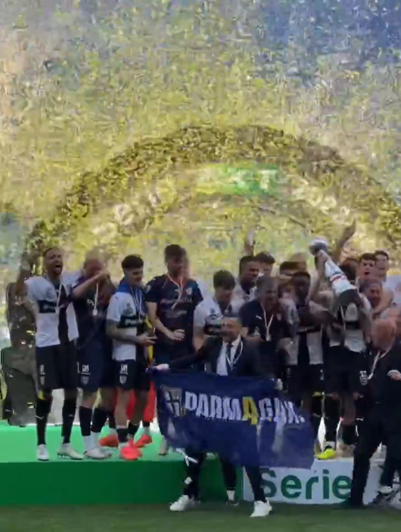 Cum au fost surprinși Dennis Man și Valentin Mihăilă la ”fiesta” Parmei după promovarea în Serie A_15