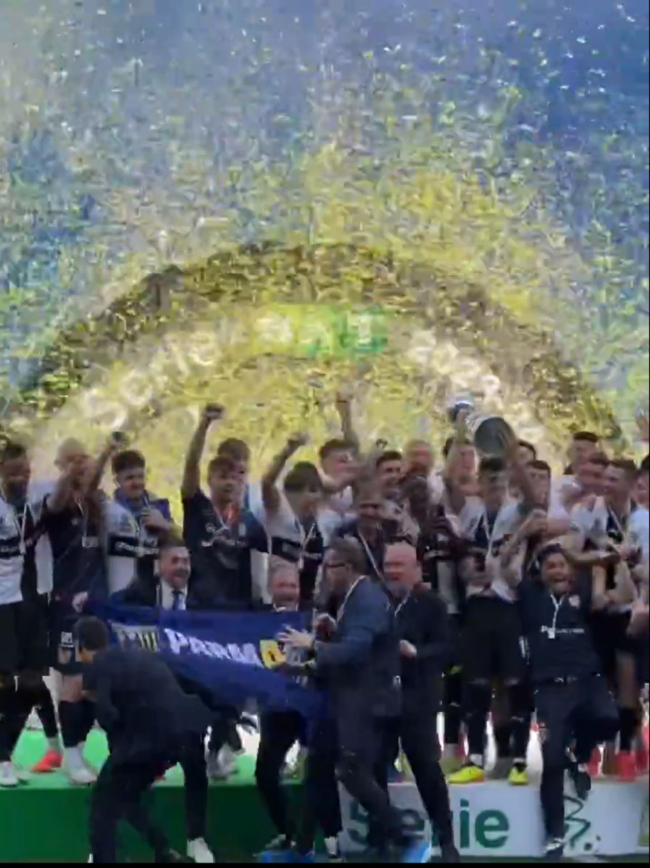Cum au fost surprinși Dennis Man și Valentin Mihăilă la ”fiesta” Parmei după promovarea în Serie A_16