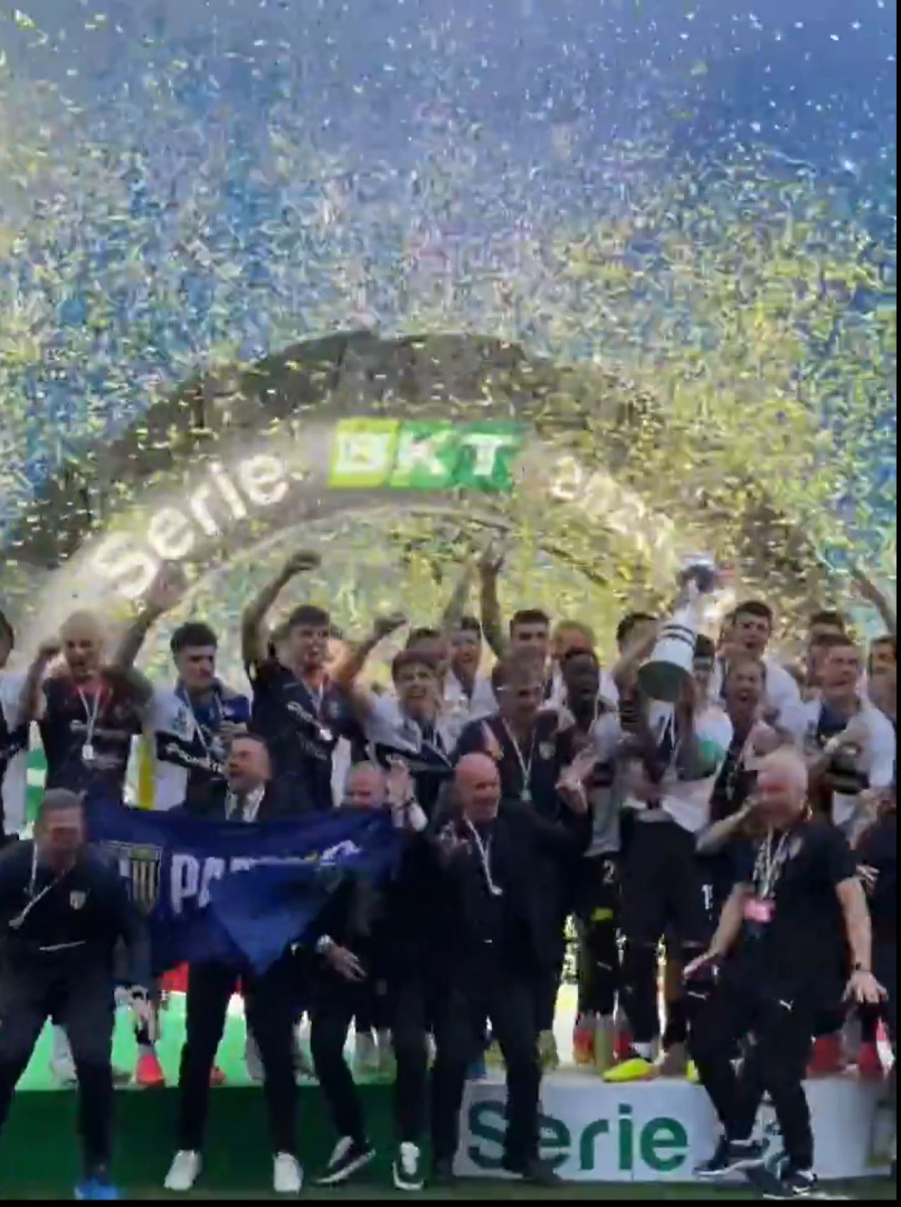 Cum au fost surprinși Dennis Man și Valentin Mihăilă la ”fiesta” Parmei după promovarea în Serie A_17