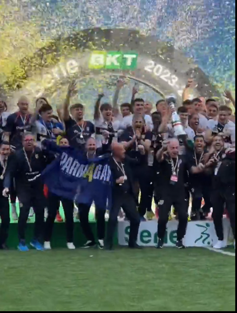 Cum au fost surprinși Dennis Man și Valentin Mihăilă la ”fiesta” Parmei după promovarea în Serie A_18