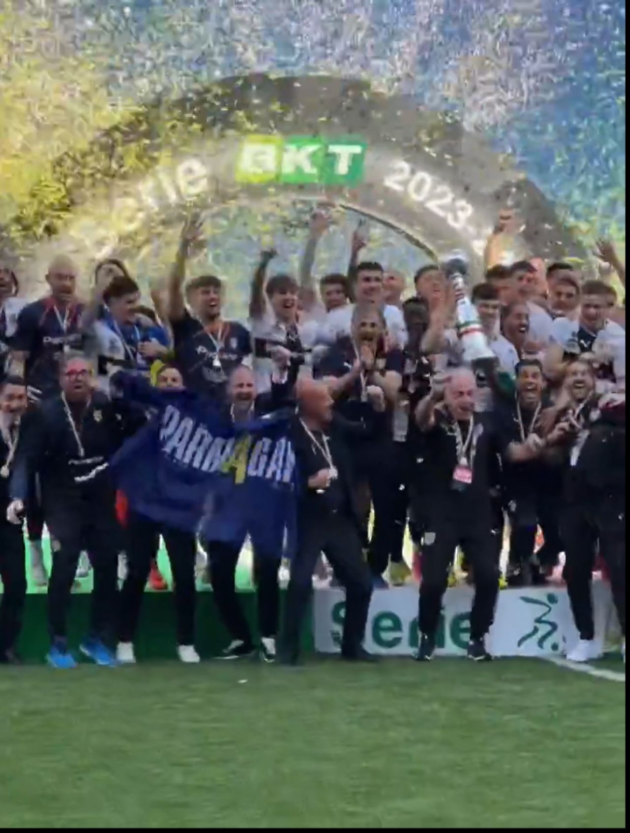Cum au fost surprinși Dennis Man și Valentin Mihăilă la ”fiesta” Parmei după promovarea în Serie A_18