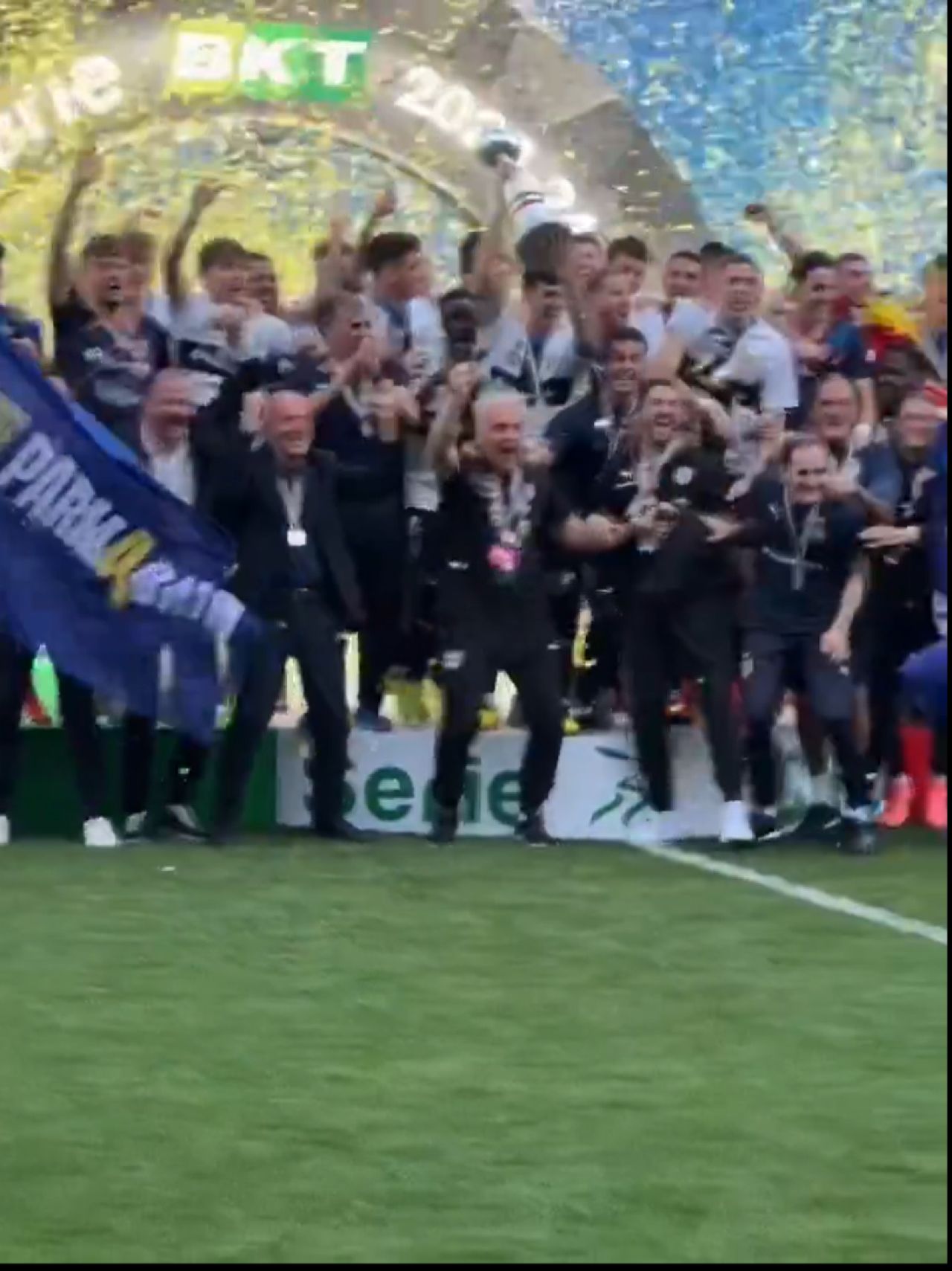 Cum au fost surprinși Dennis Man și Valentin Mihăilă la ”fiesta” Parmei după promovarea în Serie A_19