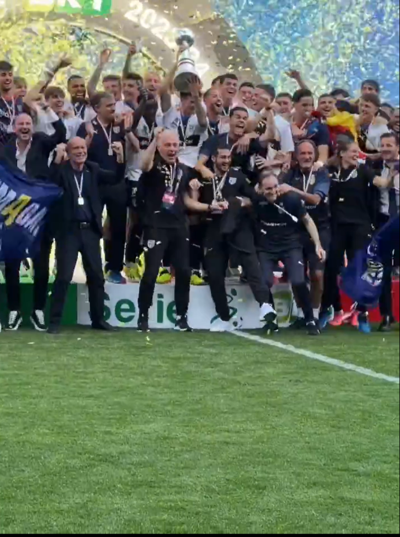 Cum au fost surprinși Dennis Man și Valentin Mihăilă la ”fiesta” Parmei după promovarea în Serie A_20