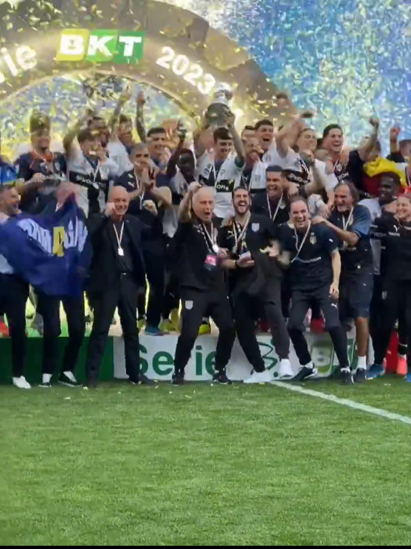 Cum au fost surprinși Dennis Man și Valentin Mihăilă la ”fiesta” Parmei după promovarea în Serie A_21