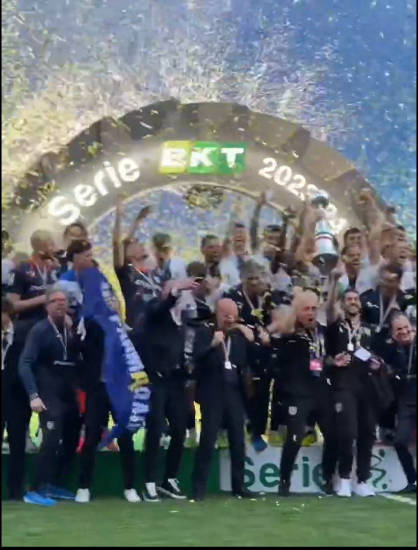 Cum au fost surprinși Dennis Man și Valentin Mihăilă la ”fiesta” Parmei după promovarea în Serie A_22