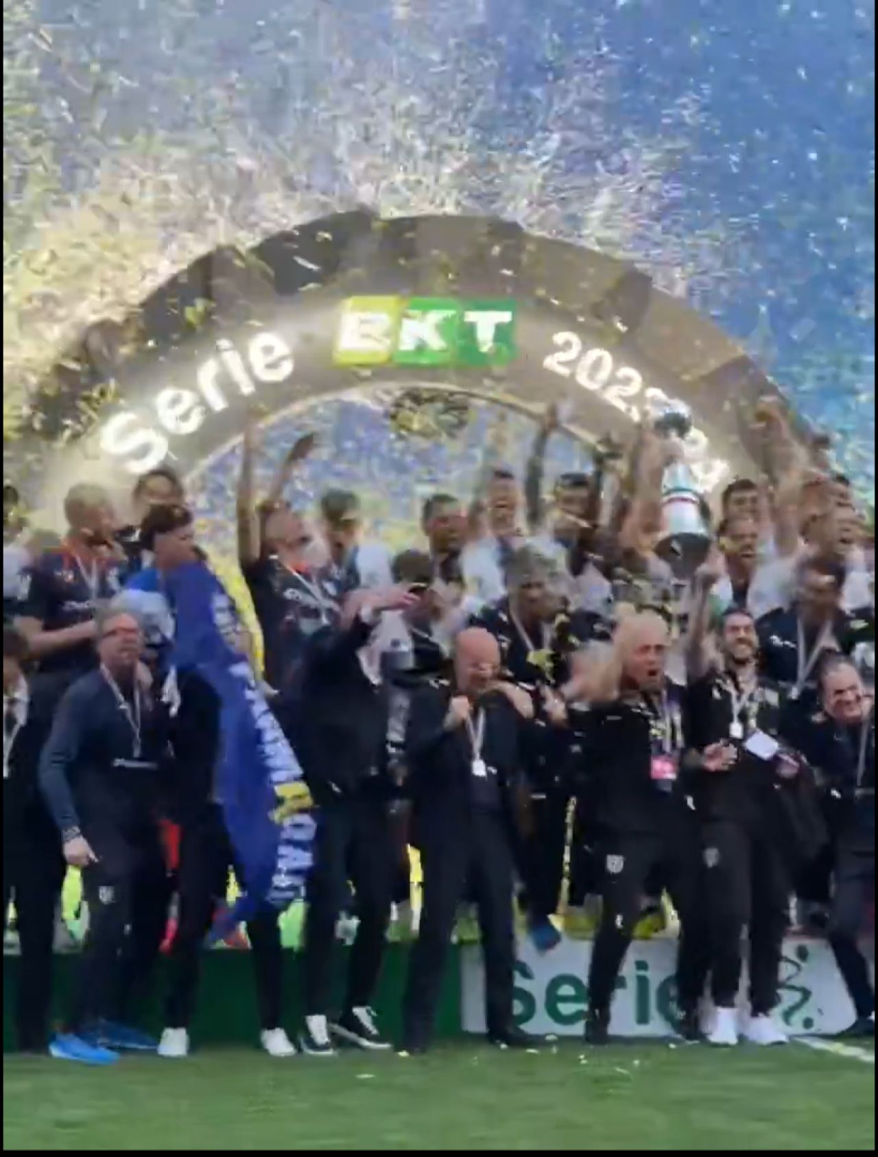 Cum au fost surprinși Dennis Man și Valentin Mihăilă la ”fiesta” Parmei după promovarea în Serie A_22