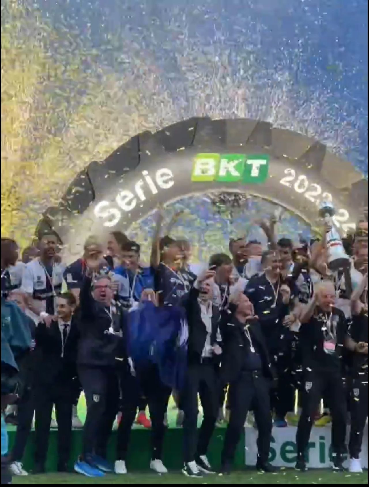 Cum au fost surprinși Dennis Man și Valentin Mihăilă la ”fiesta” Parmei după promovarea în Serie A_23