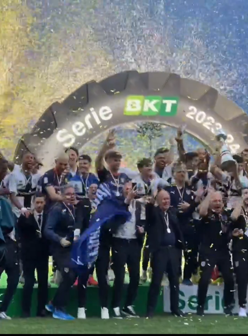 Cum au fost surprinși Dennis Man și Valentin Mihăilă la ”fiesta” Parmei după promovarea în Serie A_24
