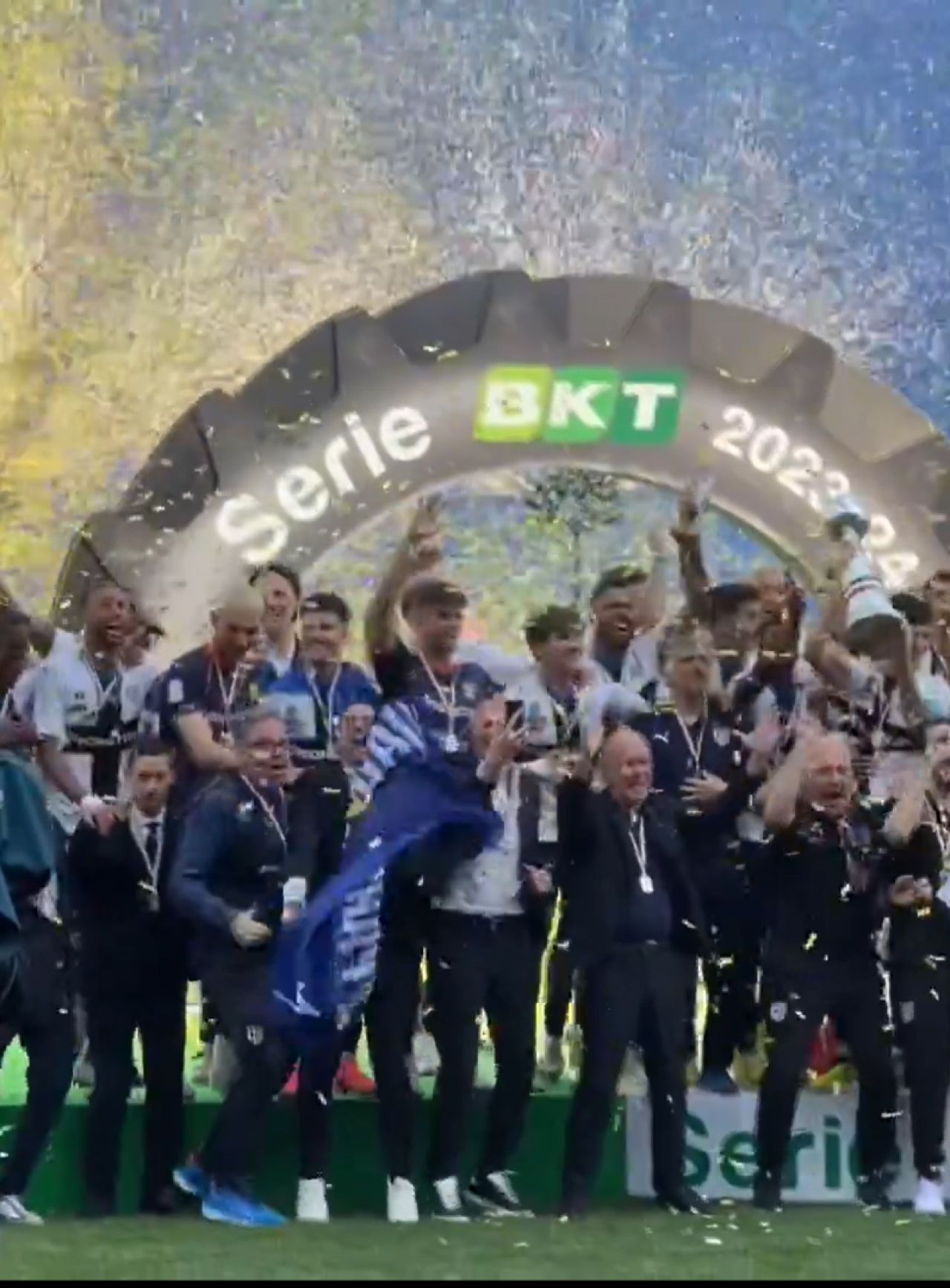 Cum au fost surprinși Dennis Man și Valentin Mihăilă la ”fiesta” Parmei după promovarea în Serie A_24