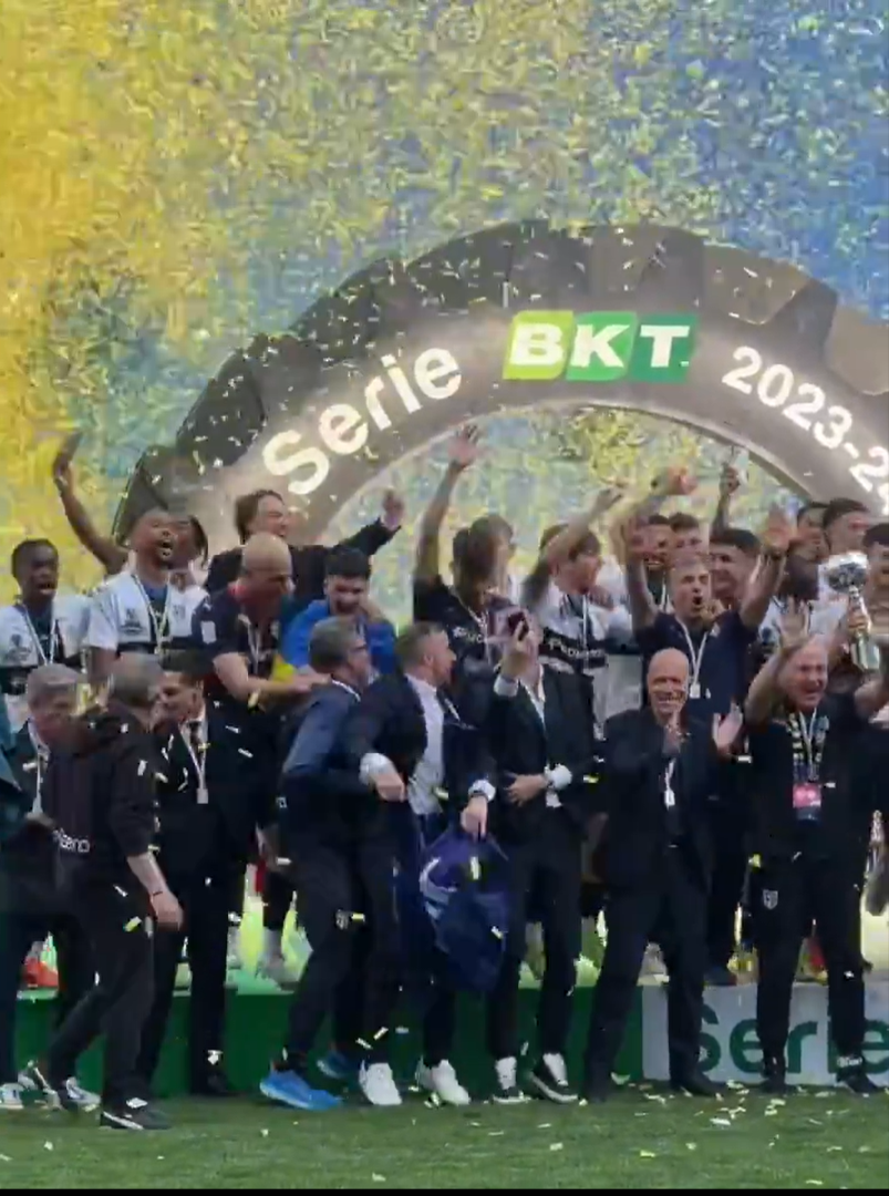 Cum au fost surprinși Dennis Man și Valentin Mihăilă la ”fiesta” Parmei după promovarea în Serie A_25