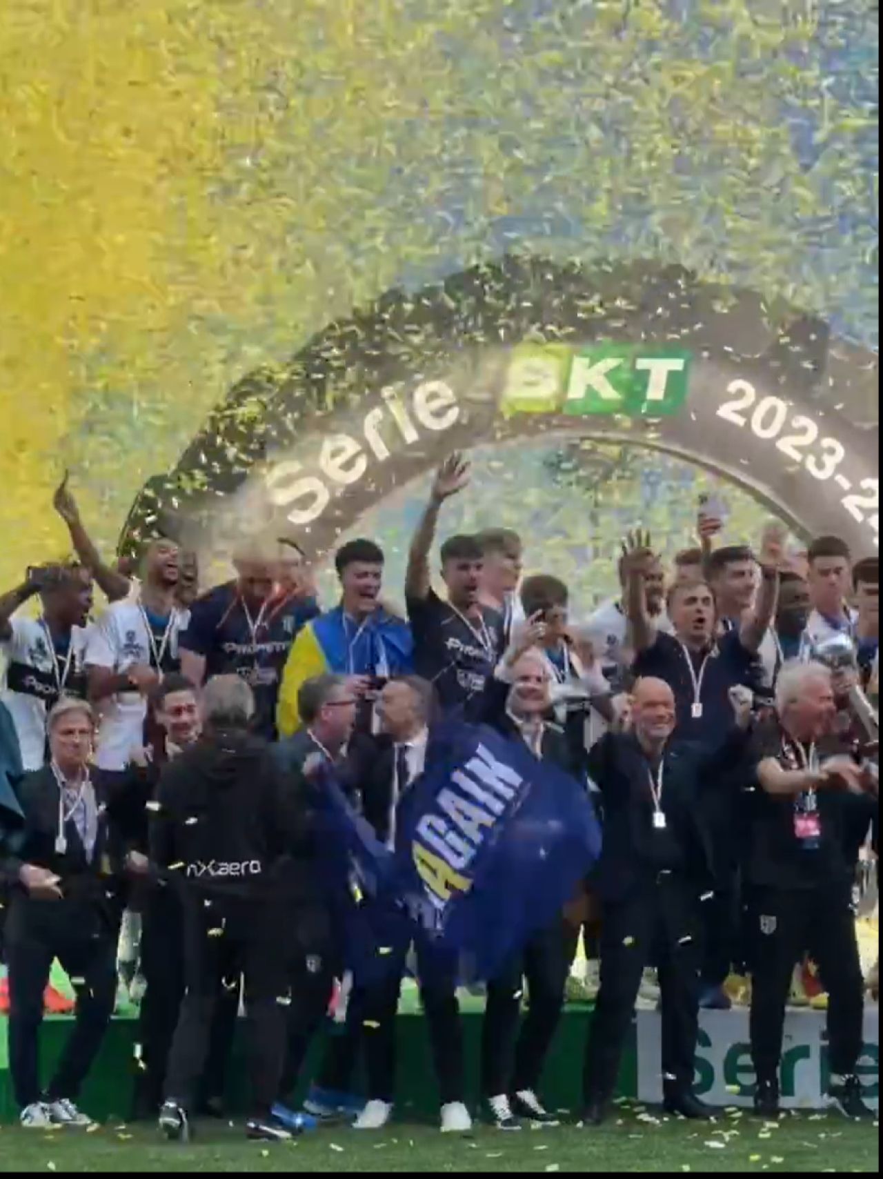 Cum au fost surprinși Dennis Man și Valentin Mihăilă la ”fiesta” Parmei după promovarea în Serie A_26