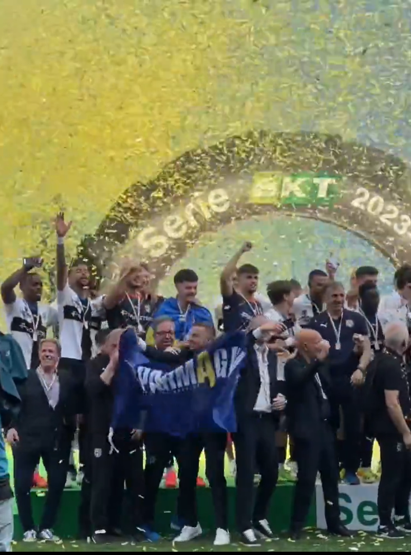 Cum au fost surprinși Dennis Man și Valentin Mihăilă la ”fiesta” Parmei după promovarea în Serie A_28