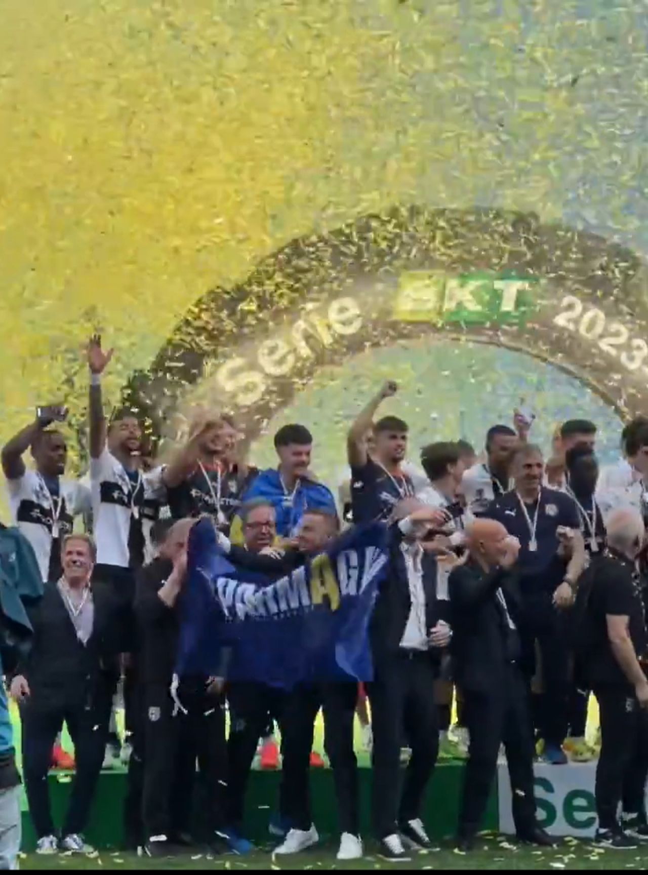 Cum au fost surprinși Dennis Man și Valentin Mihăilă la ”fiesta” Parmei după promovarea în Serie A_28