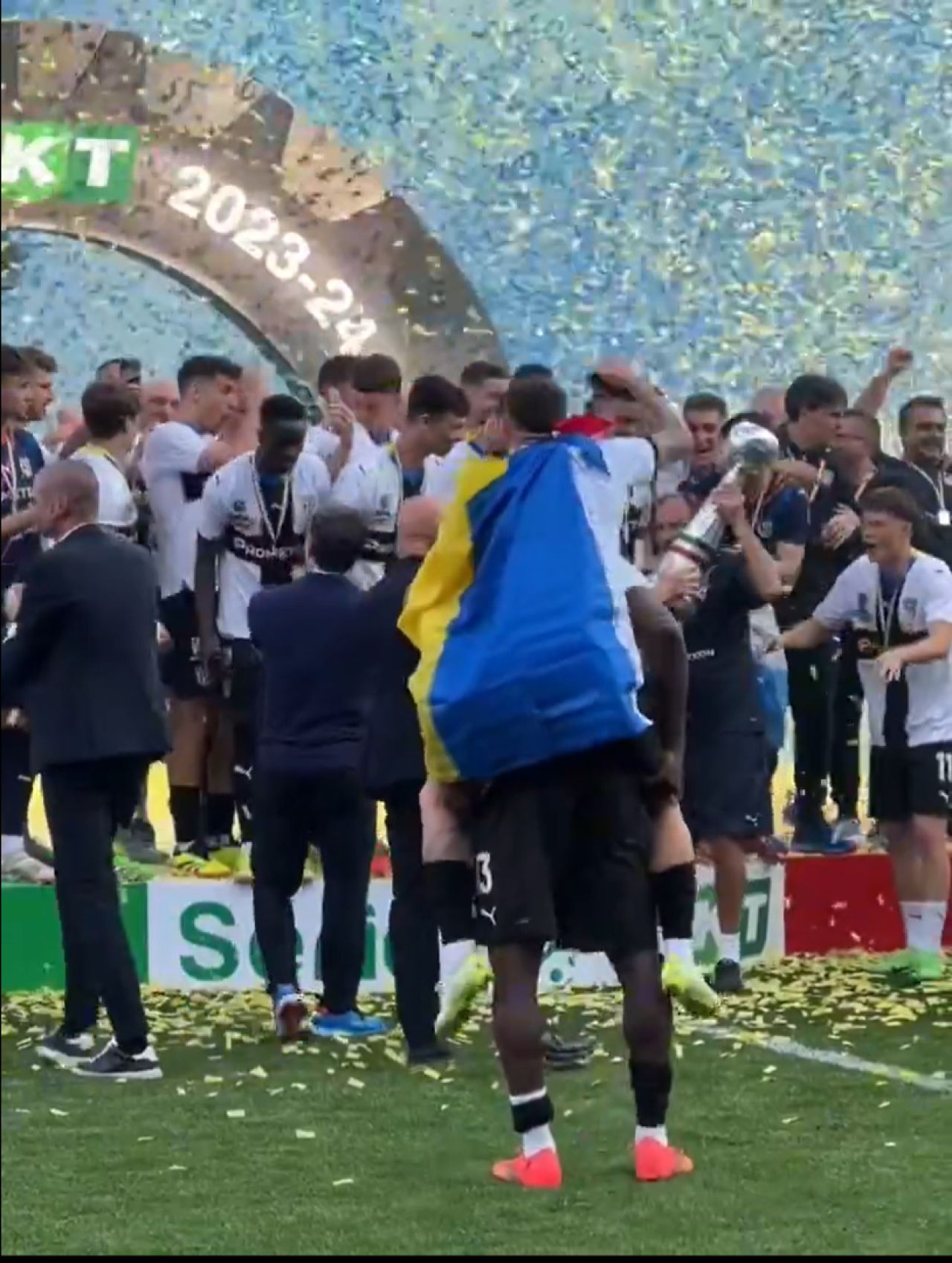Cum au fost surprinși Dennis Man și Valentin Mihăilă la ”fiesta” Parmei după promovarea în Serie A_32