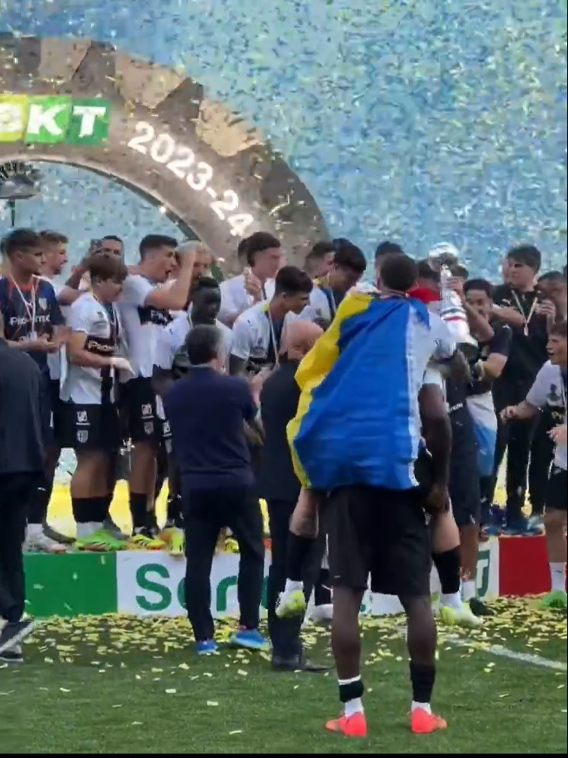 Cum au fost surprinși Dennis Man și Valentin Mihăilă la ”fiesta” Parmei după promovarea în Serie A_33