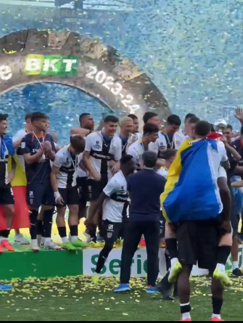 Cum au fost surprinși Dennis Man și Valentin Mihăilă la ”fiesta” Parmei după promovarea în Serie A_34