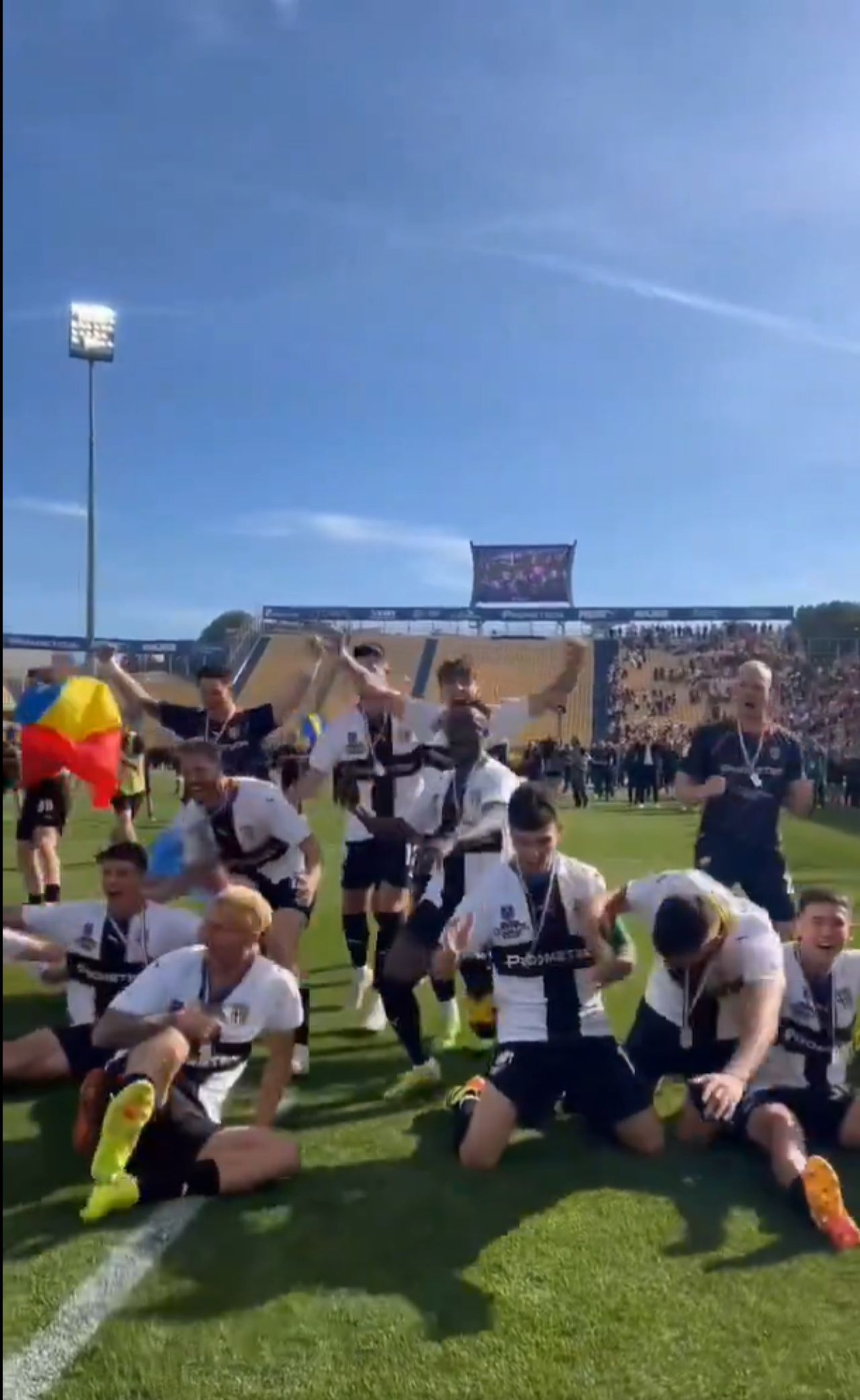 Cum au fost surprinși Dennis Man și Valentin Mihăilă la ”fiesta” Parmei după promovarea în Serie A_35