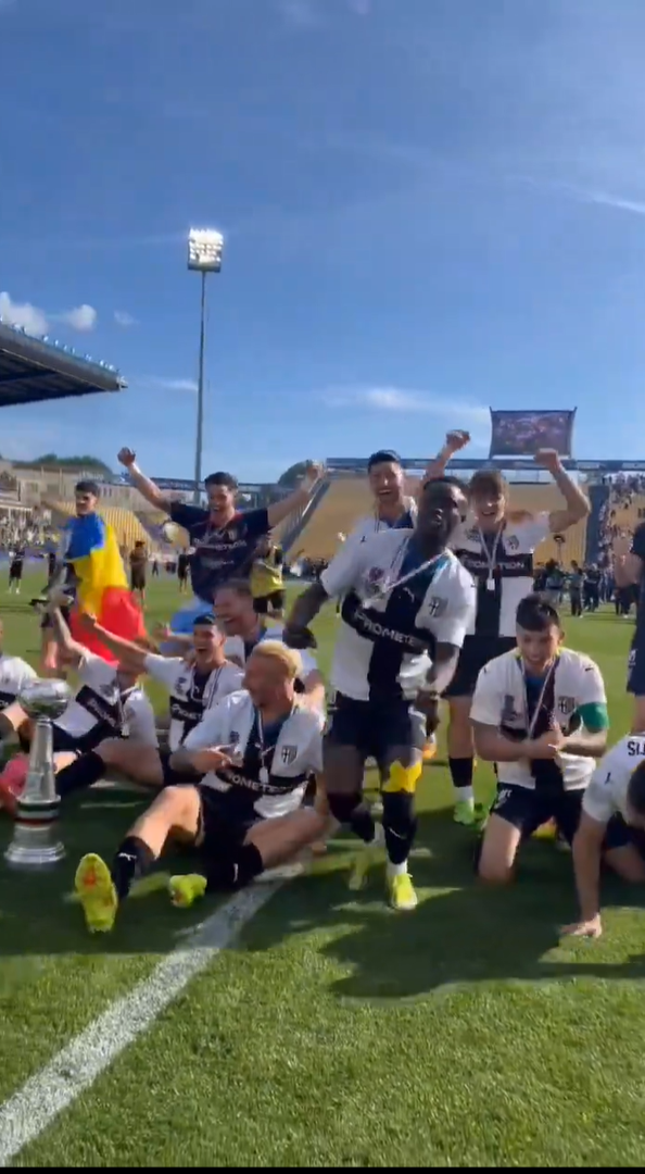 Cum au fost surprinși Dennis Man și Valentin Mihăilă la ”fiesta” Parmei după promovarea în Serie A_36