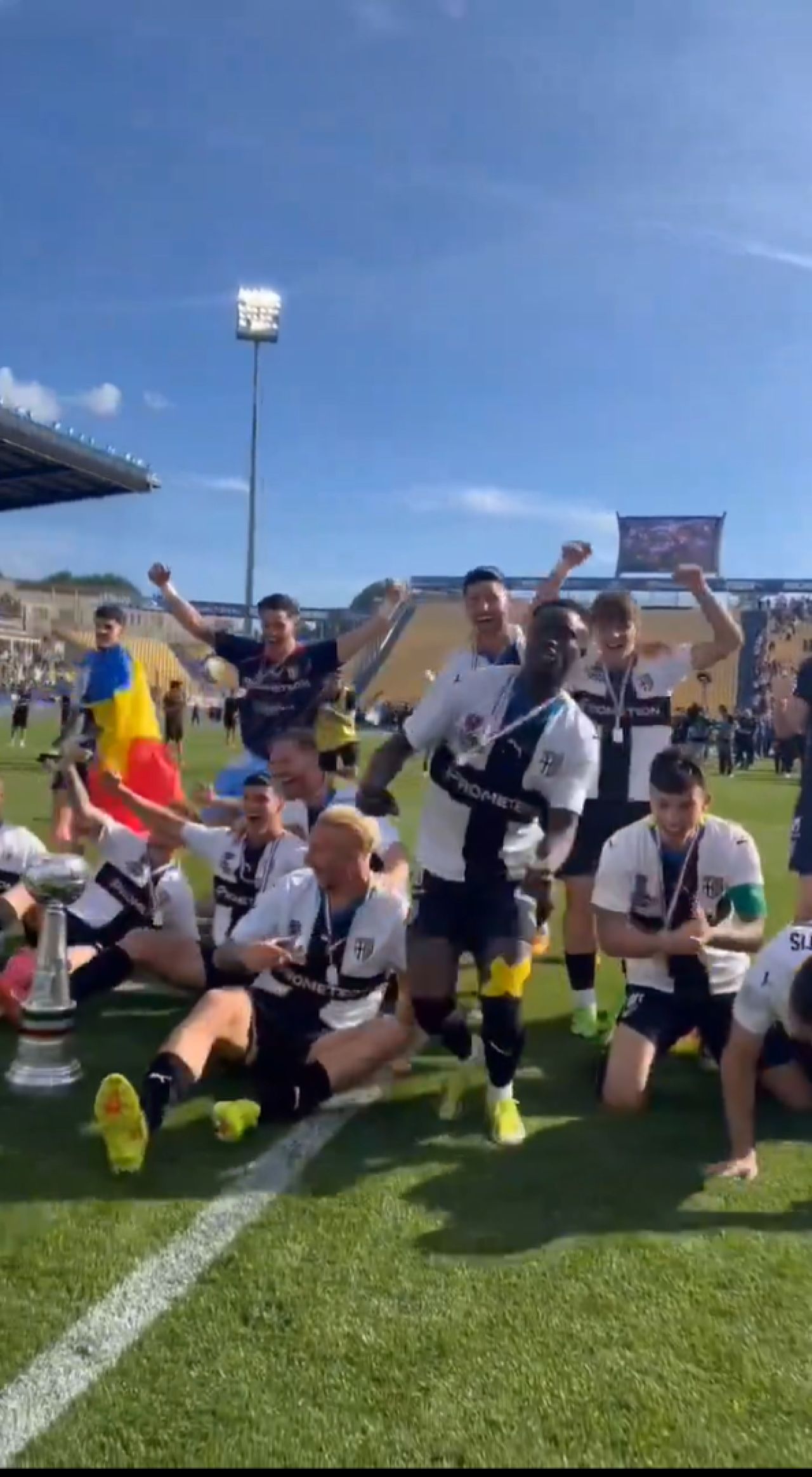 Cum au fost surprinși Dennis Man și Valentin Mihăilă la ”fiesta” Parmei după promovarea în Serie A_36
