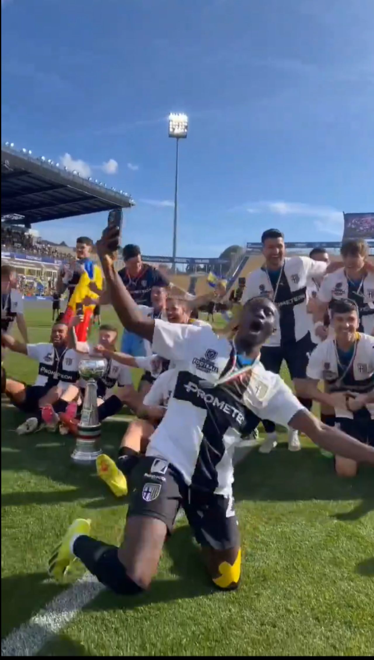 Cum au fost surprinși Dennis Man și Valentin Mihăilă la ”fiesta” Parmei după promovarea în Serie A_37