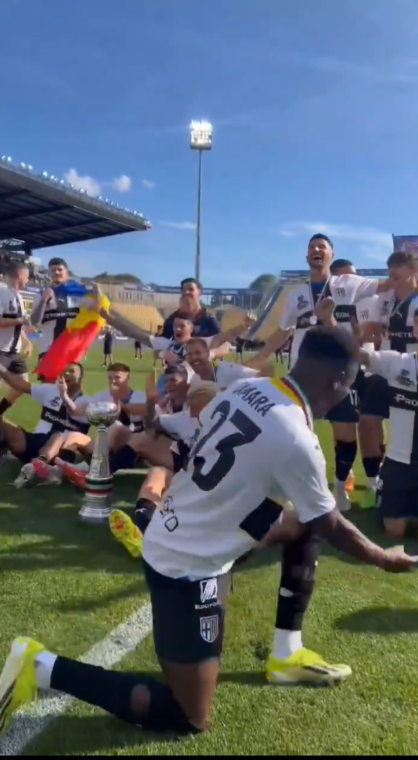 Cum au fost surprinși Dennis Man și Valentin Mihăilă la ”fiesta” Parmei după promovarea în Serie A_38