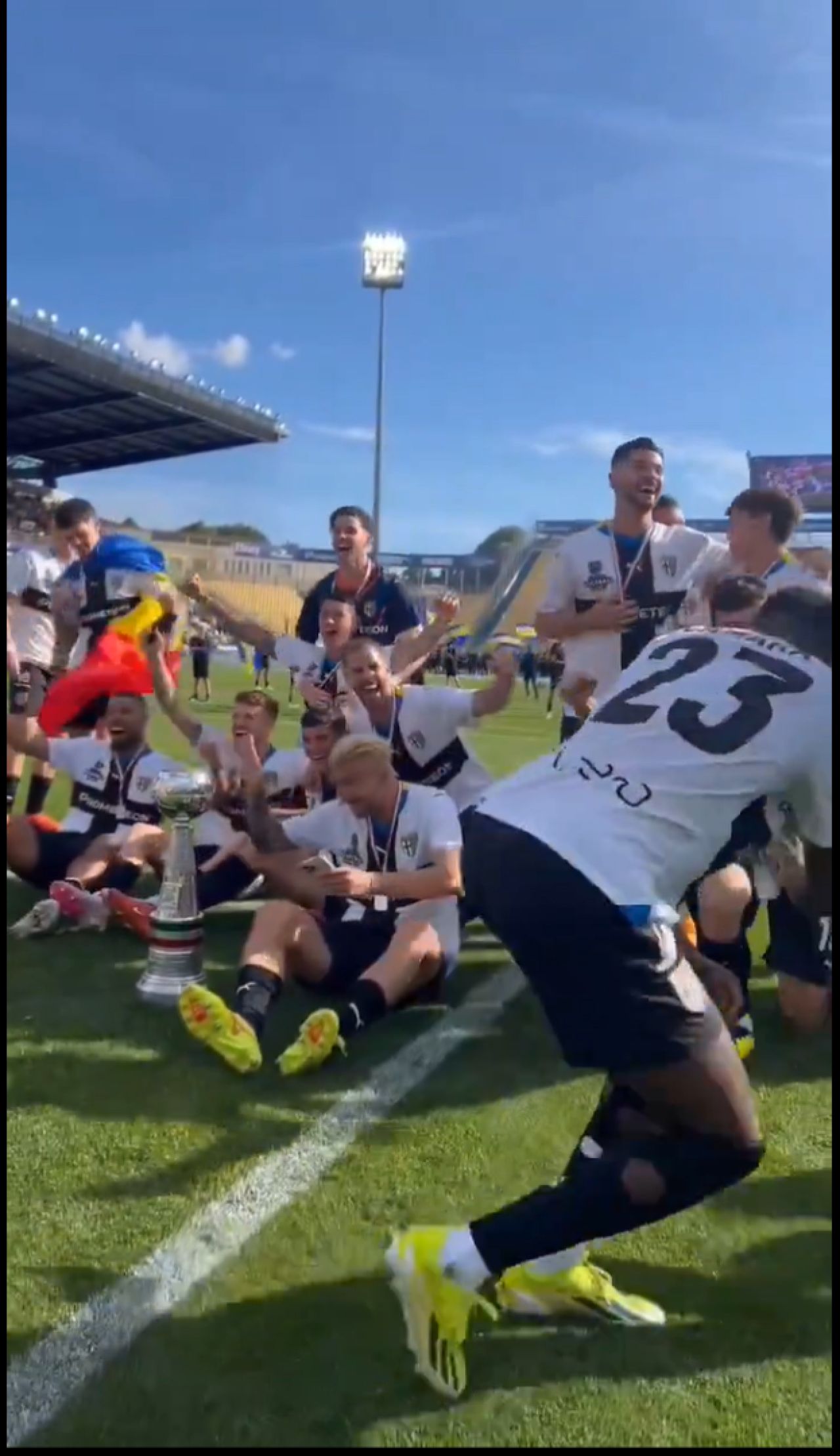 Cum au fost surprinși Dennis Man și Valentin Mihăilă la ”fiesta” Parmei după promovarea în Serie A_39