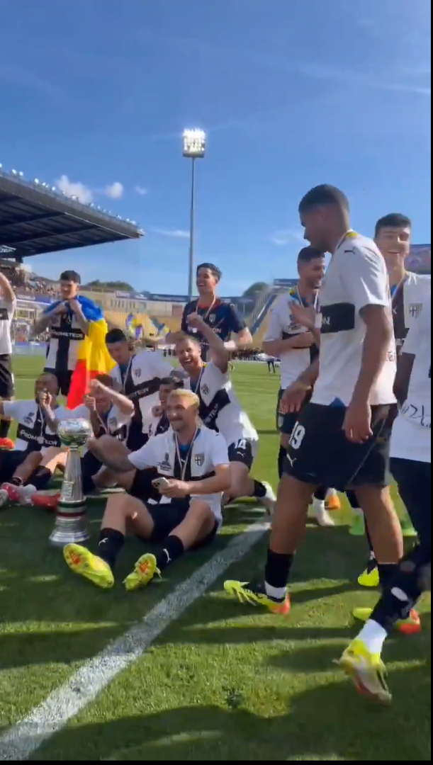 Cum au fost surprinși Dennis Man și Valentin Mihăilă la ”fiesta” Parmei după promovarea în Serie A_40