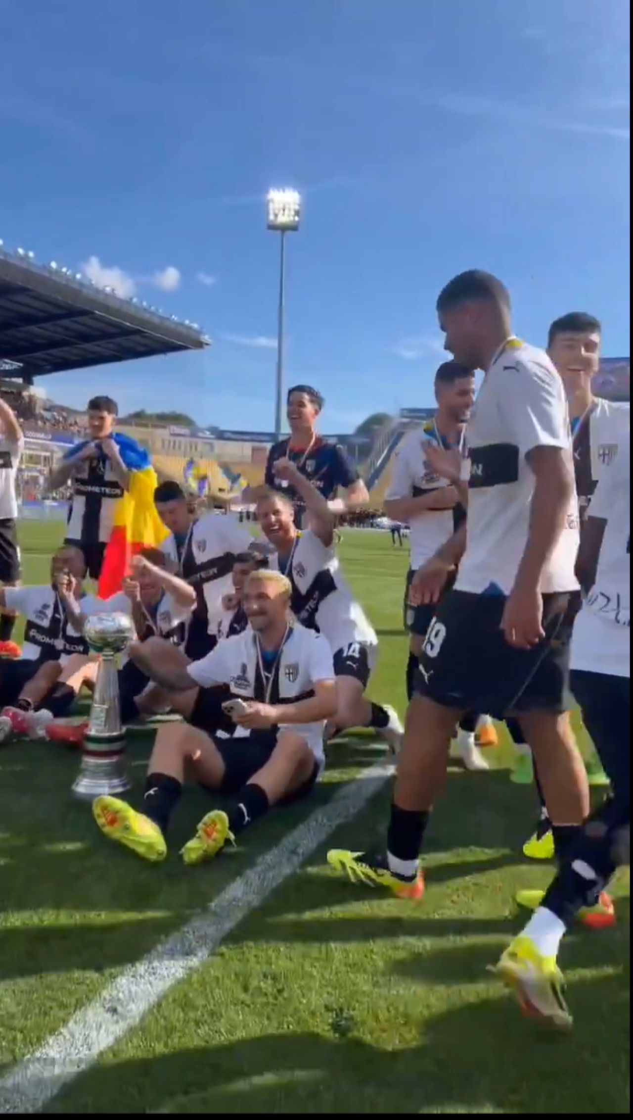 Cum au fost surprinși Dennis Man și Valentin Mihăilă la ”fiesta” Parmei după promovarea în Serie A_40