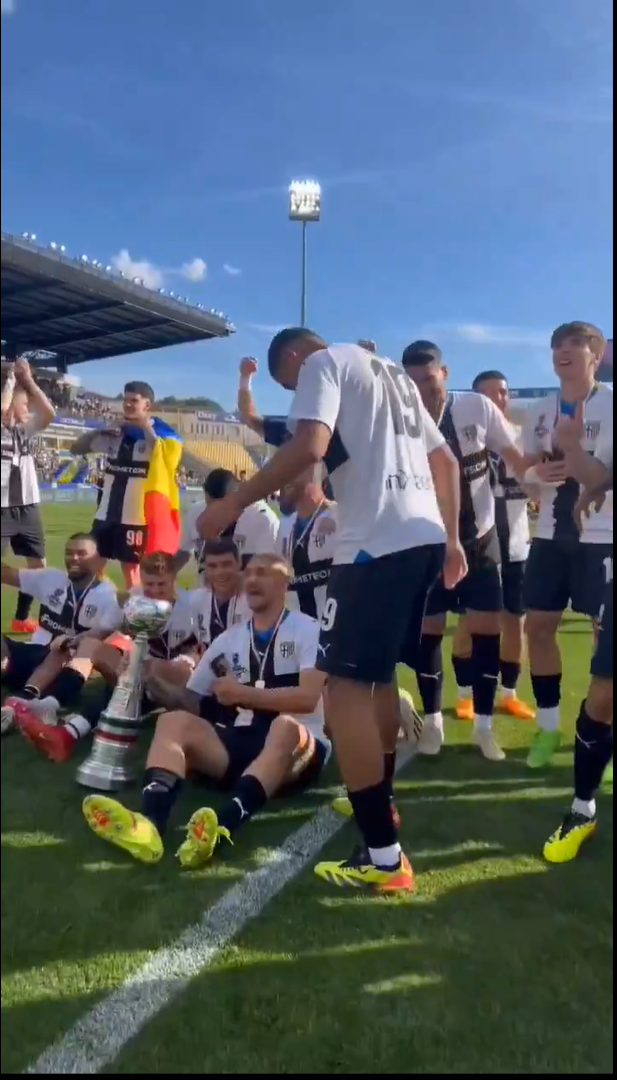 Cum au fost surprinși Dennis Man și Valentin Mihăilă la ”fiesta” Parmei după promovarea în Serie A_41