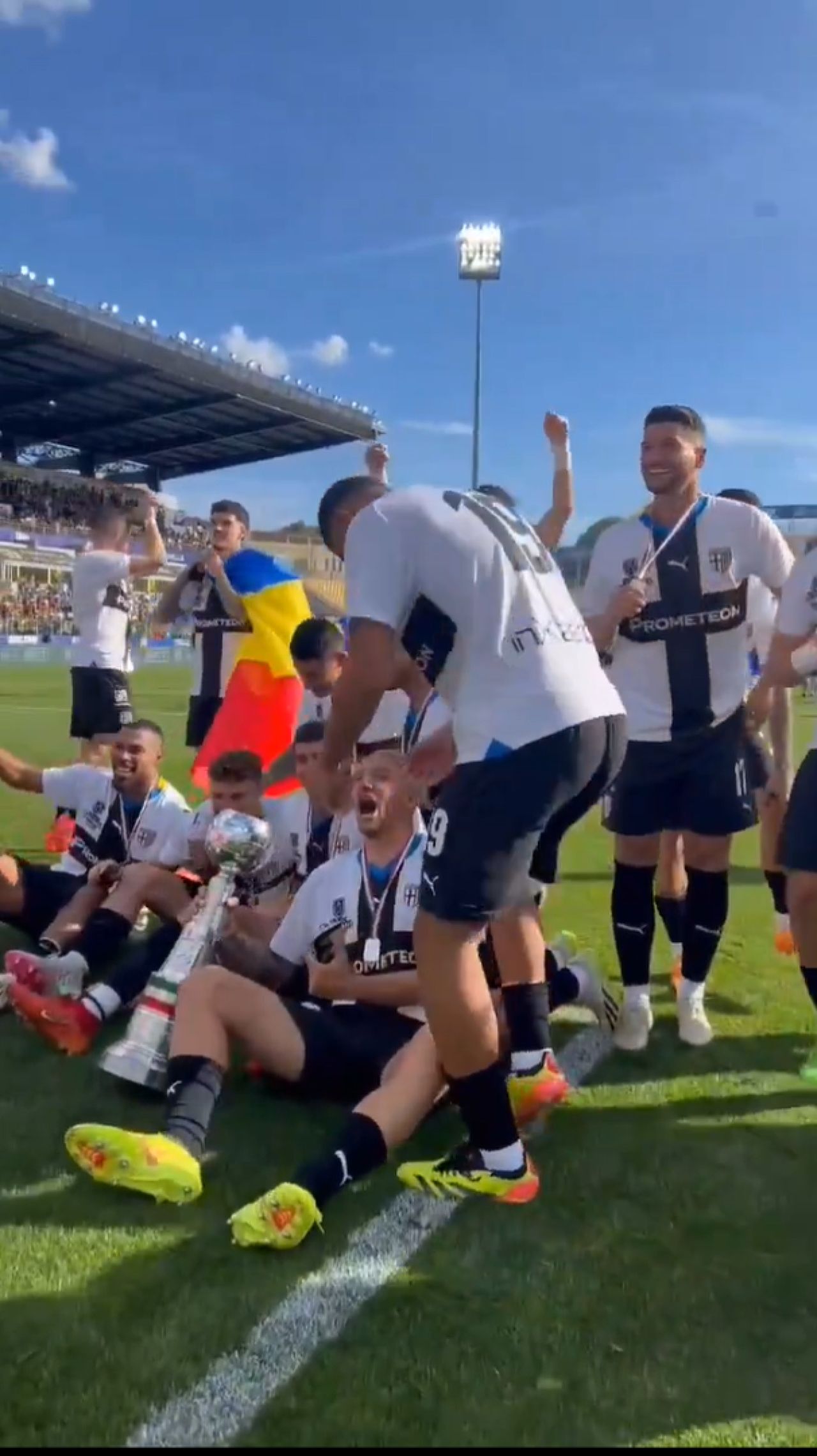 Cum au fost surprinși Dennis Man și Valentin Mihăilă la ”fiesta” Parmei după promovarea în Serie A_42