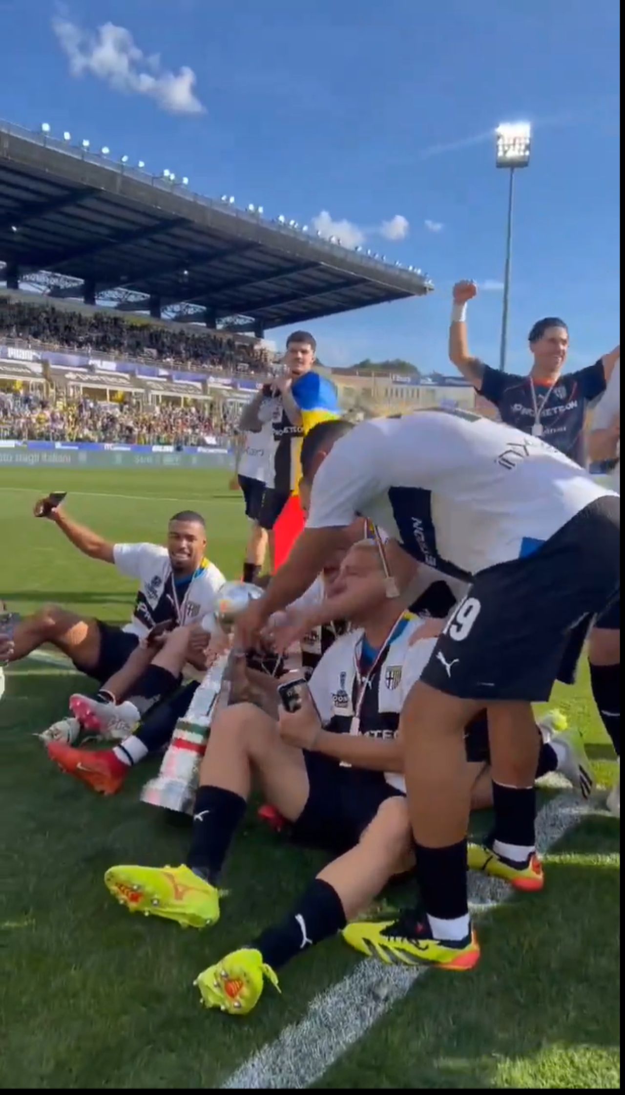 Cum au fost surprinși Dennis Man și Valentin Mihăilă la ”fiesta” Parmei după promovarea în Serie A_43