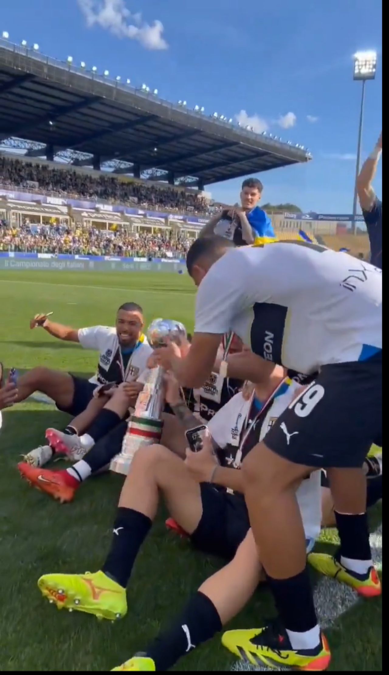 Cum au fost surprinși Dennis Man și Valentin Mihăilă la ”fiesta” Parmei după promovarea în Serie A_44