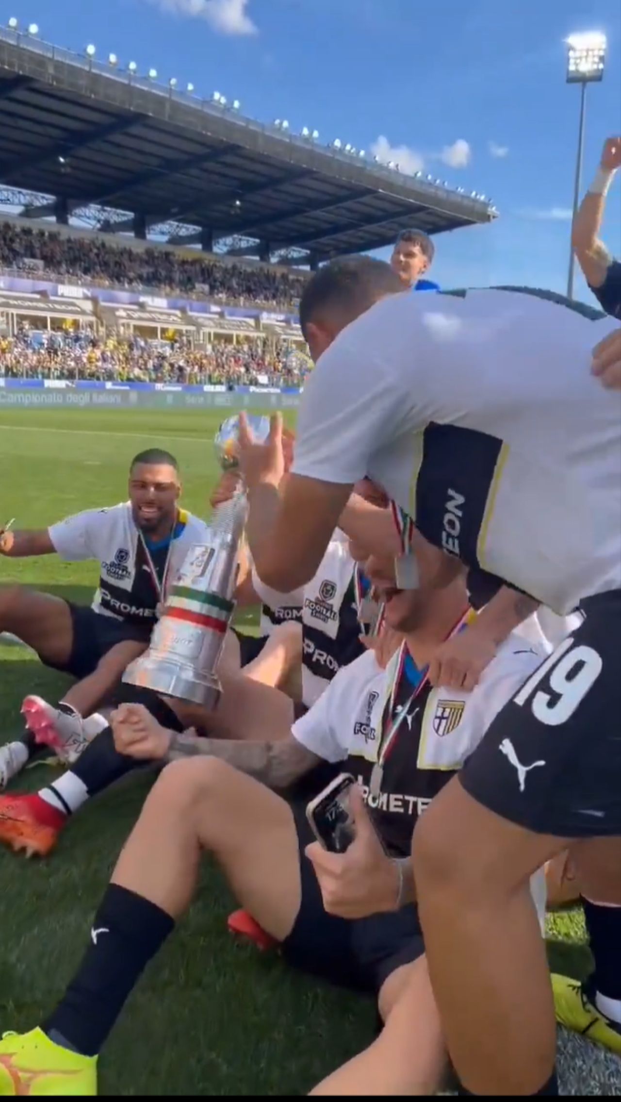Cum au fost surprinși Dennis Man și Valentin Mihăilă la ”fiesta” Parmei după promovarea în Serie A_45