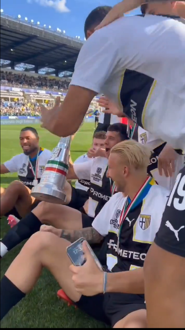 Cum au fost surprinși Dennis Man și Valentin Mihăilă la ”fiesta” Parmei după promovarea în Serie A_46
